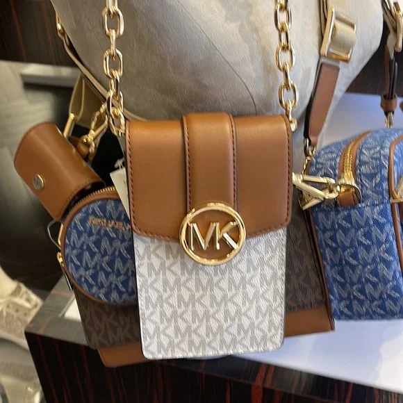 Michael Kors Carmen Small Logo Smartphone Crossbody Bag
Vanilla - Picture 9 of 16